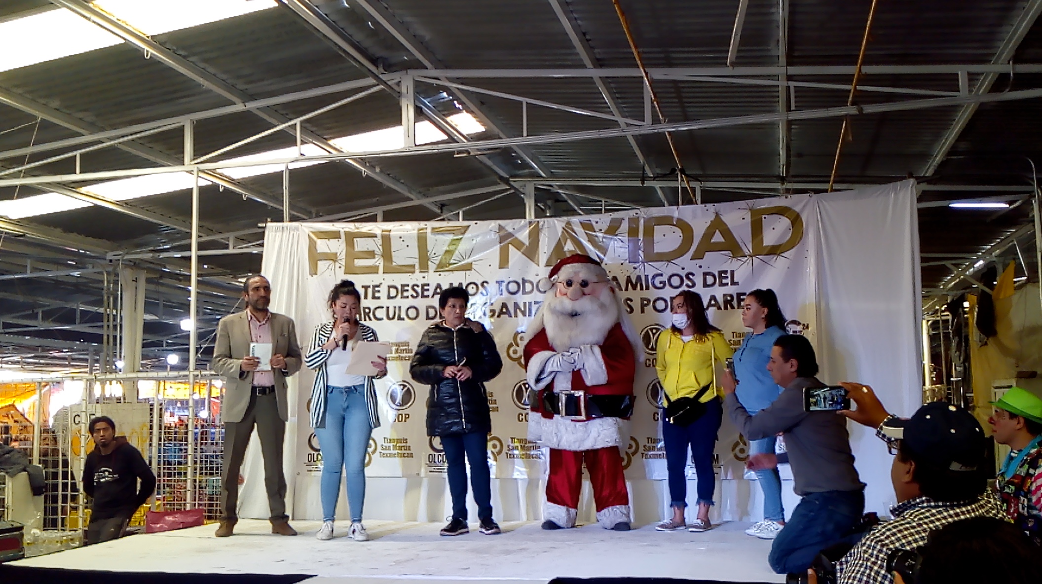 Tianguistas arrancan venta de temporada navideña en Texmelucan