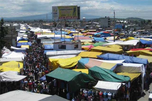 Obstaculiza tianguis de Texmelucan movilización de la Cruz Roja