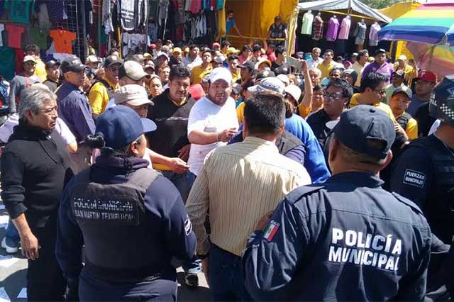 Comerciantes corren a funcionarios y policías de tianguis de Texmelucan