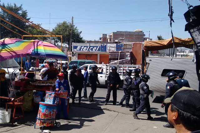 Comerciantes corren a funcionarios y policías de tianguis de Texmelucan