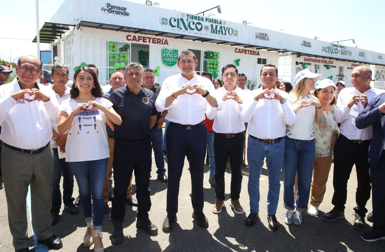 Armenta entrega apoyos al sector agrícola en la región de Texmelucan
