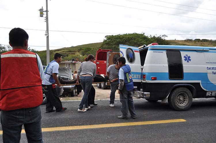 Se impacta taxi contra tráiler de Los Tigres del Norte en Acatlán