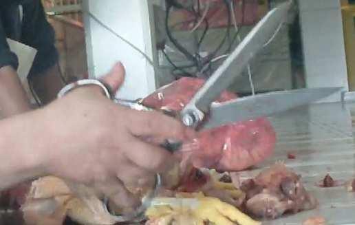 Pollero le clava tijeras en la yugular a joven tras discusión