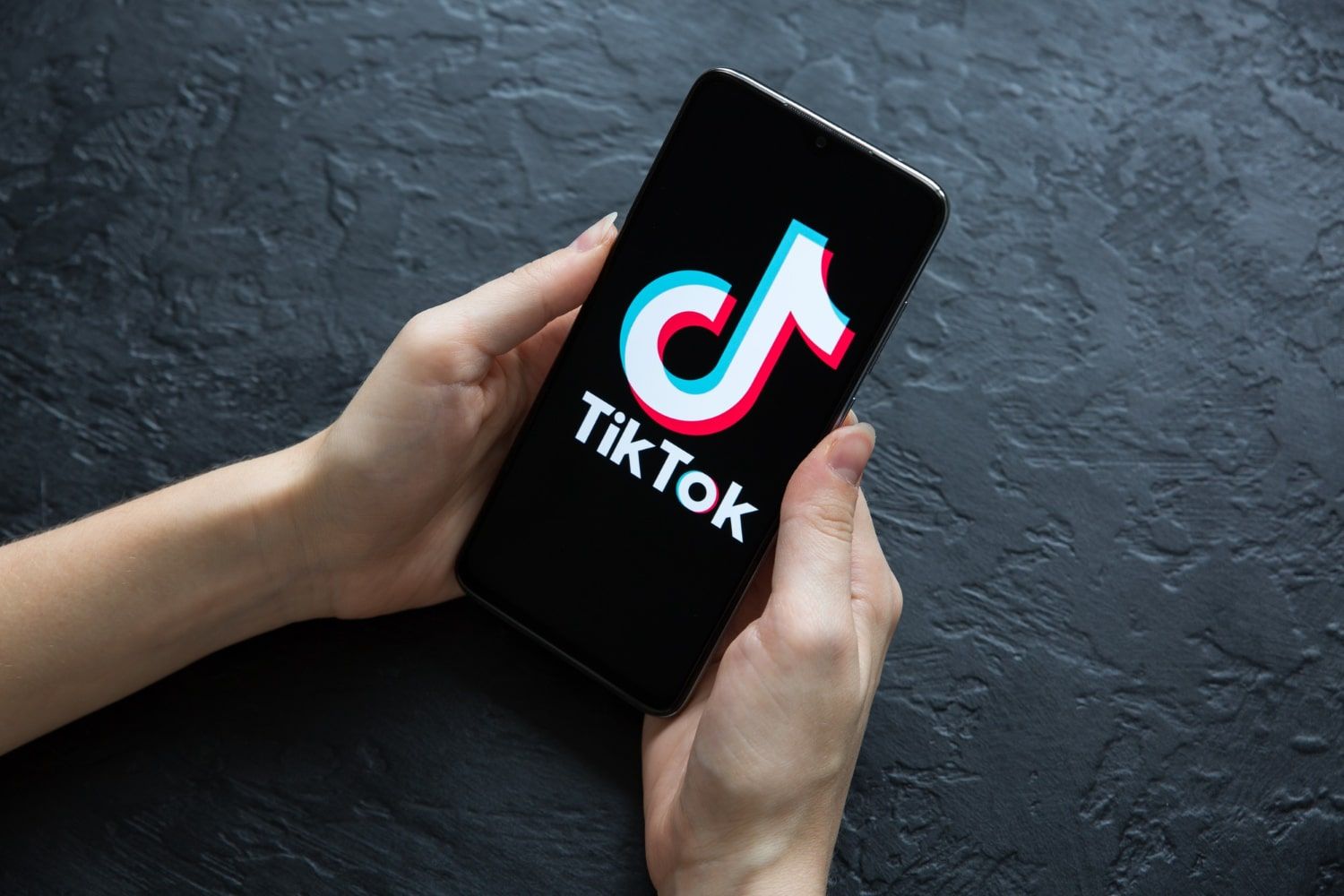 TikTok lanza chats grupales de hasta 32 personas