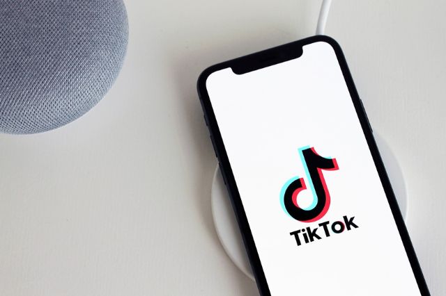 Venta de TikTok en EU sigue en negociación; Trump asegura tener oferta