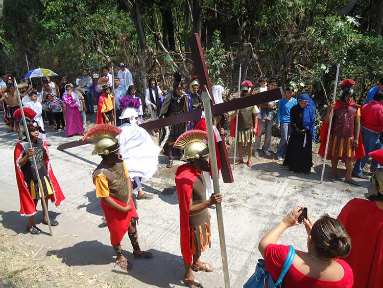 Más de 60 mil fieles participan en diversos viacrucis en la región de Izúcar