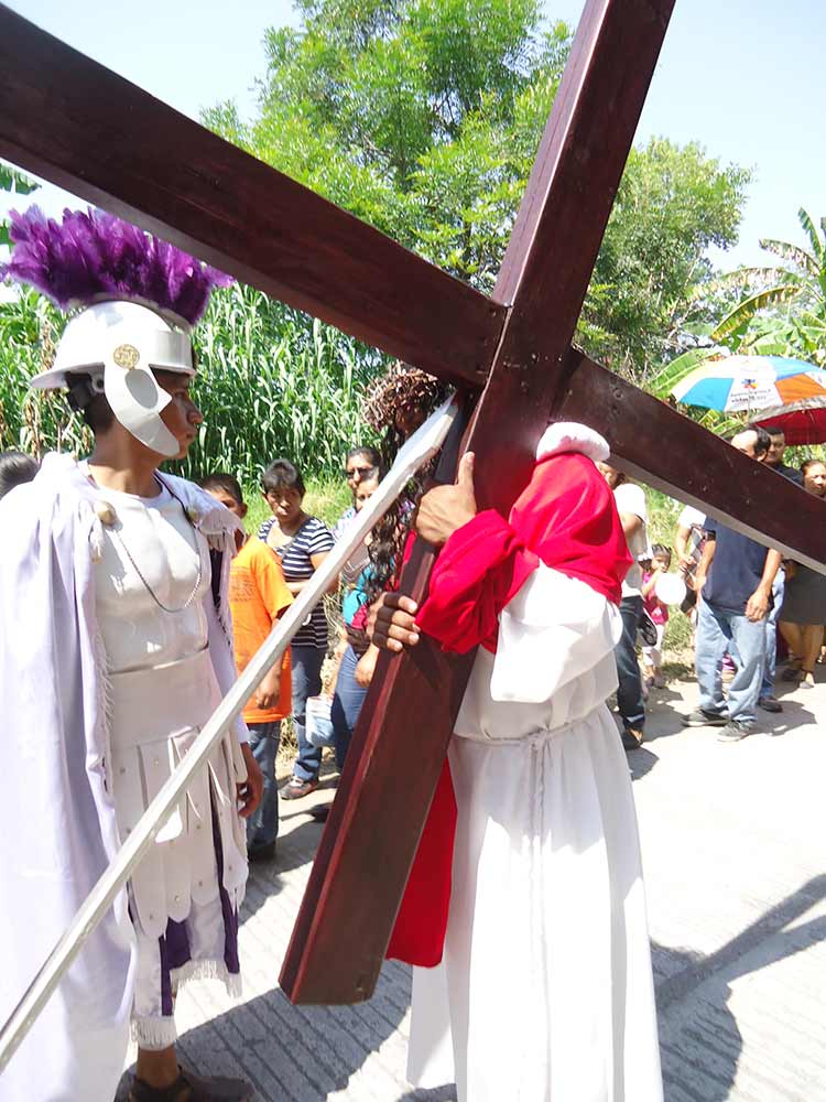 Más de 60 mil fieles participan en diversos viacrucis en la región de Izúcar