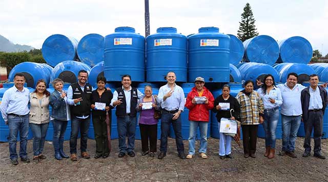 Benefician a más de 80 familias con tinacos en Xicotepec