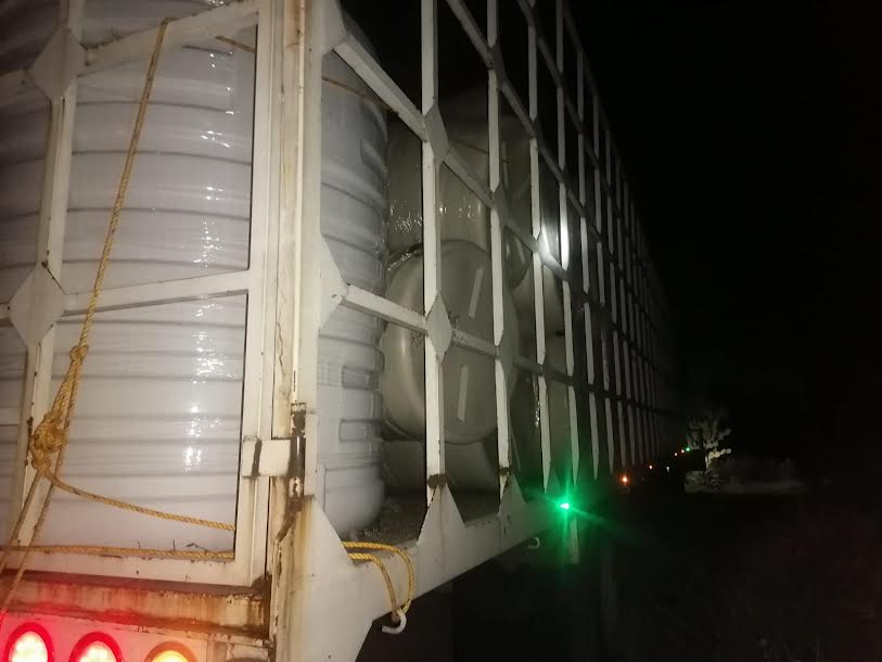 Ladrones vandalizan camión cargado con tinacos en Tecamachalco