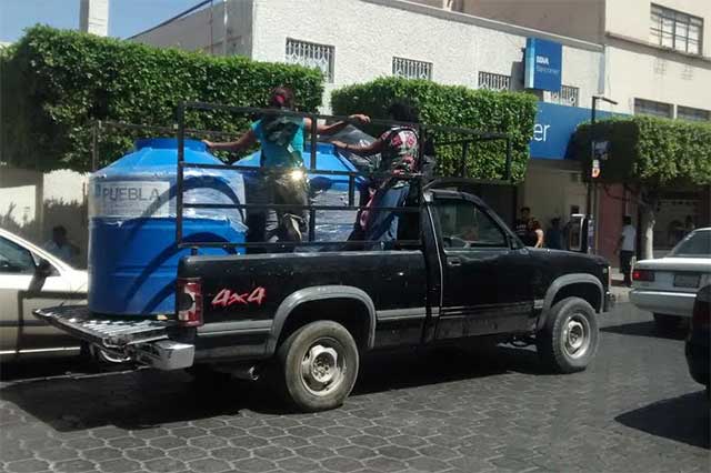 Entregan tinacos azules sólo a panistas en Tehuacán: PRI