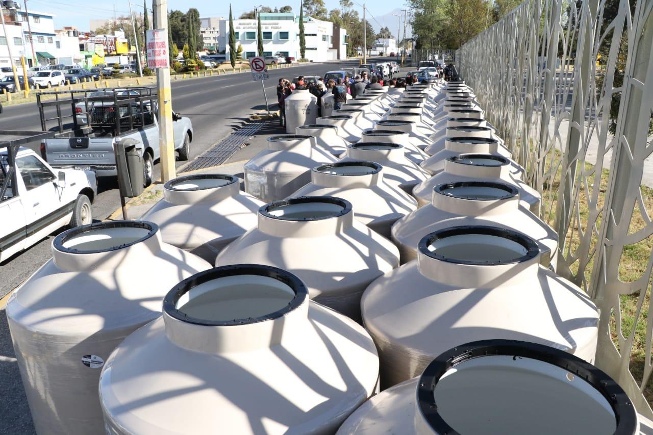 Secretaría de Bienestar entregó mil contenedores de agua en la capital