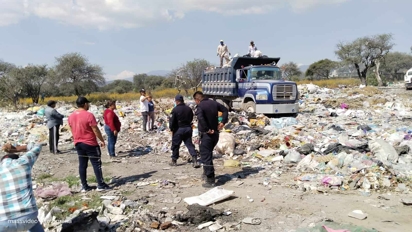 Vecinos de Santiago Miahuatlán retienen camión de basura por incendio ...