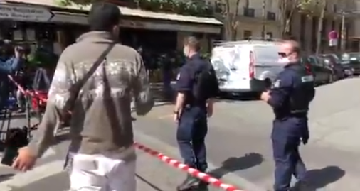 Por tiroteo frente a hospital de París, muere una persona