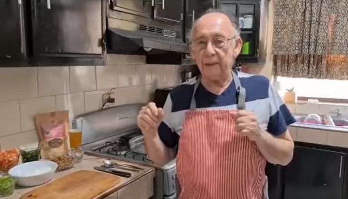 VIDEO Abuelito perdió su trabajo y decidió volverse youtuber de cocina