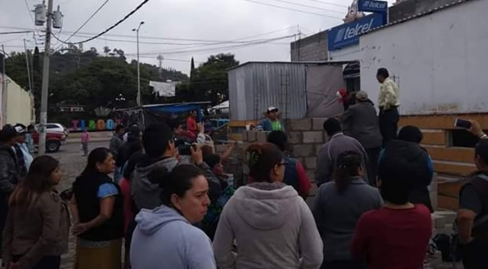 Pobladores se manifiestan en Tlacotepec de Benito Juárez