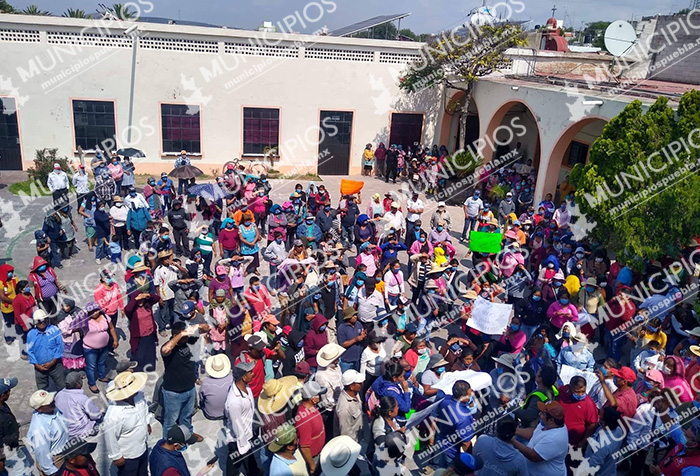 Se olvidan de contingencia y se manifiestan frente a alcaldía de Tlacotepec