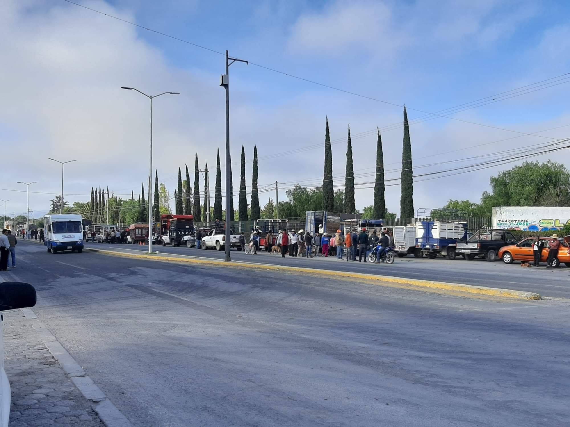 Ganaderos incumplen acuerdo e instalan tianguis en Tlacotepec y Yehualtepec