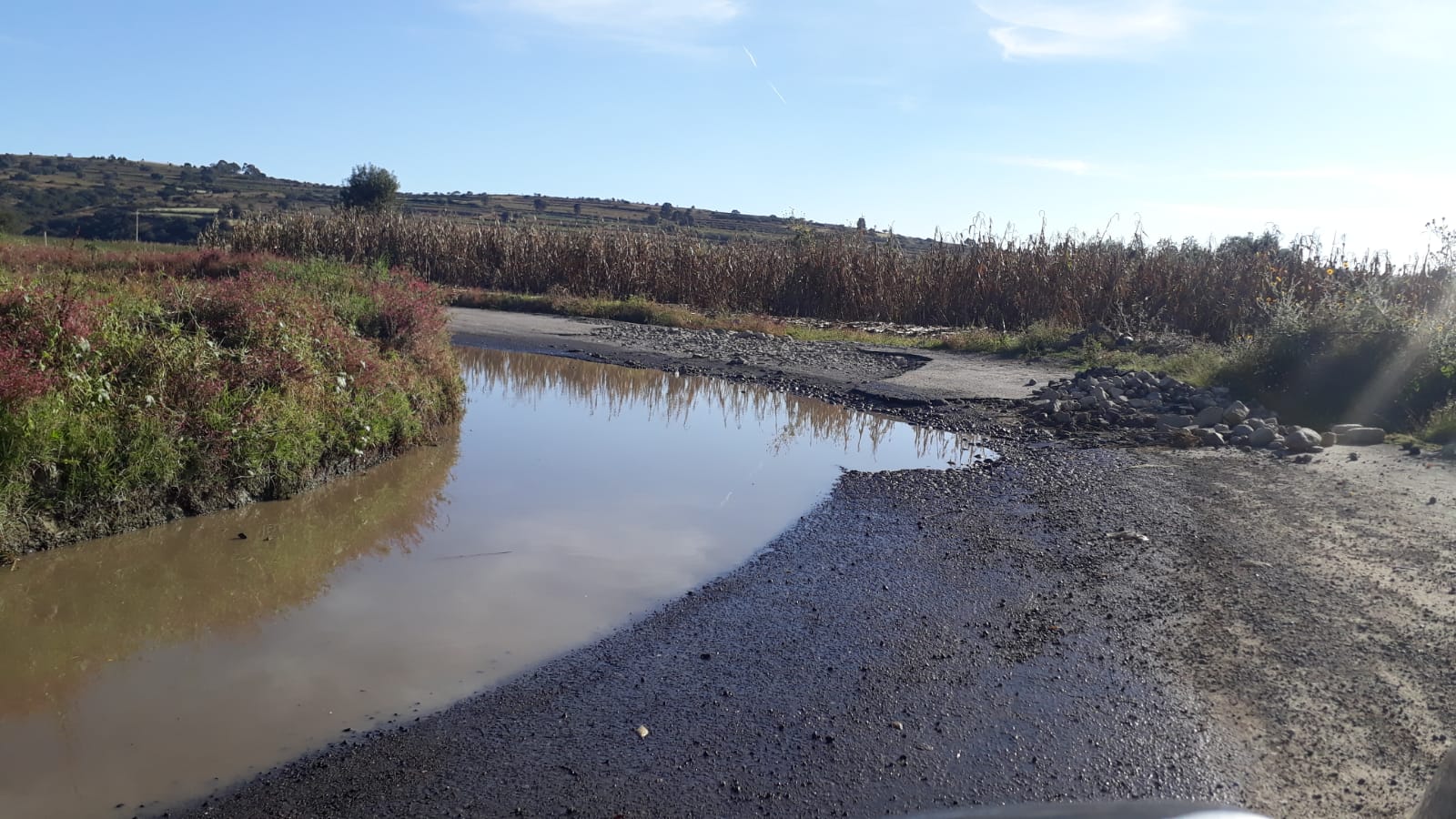 Vecinos de Tlalancaleca exigen a Anguiano reparación de carretera