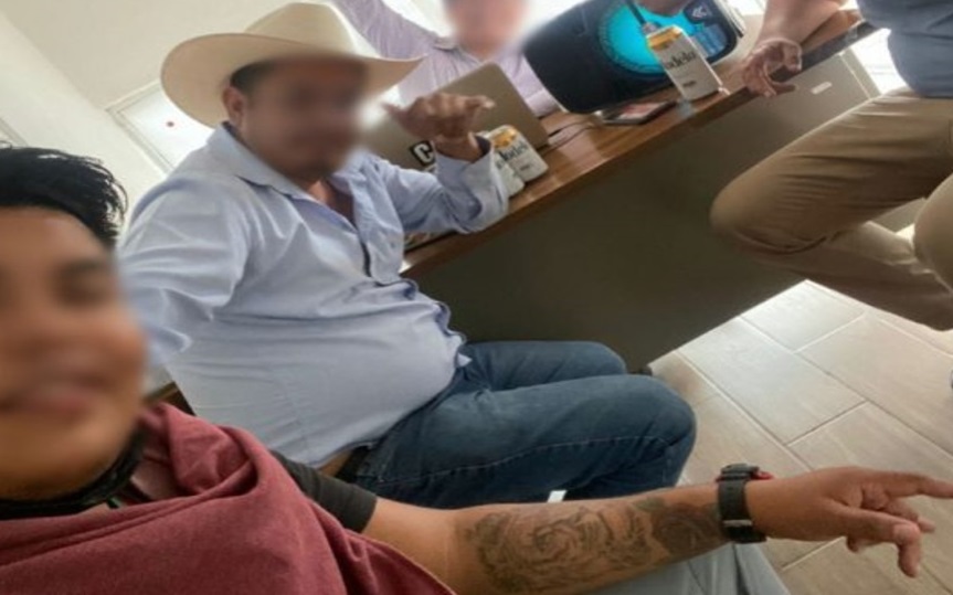 Sancionan a funcionarios de Tlapanalá por consumir alcohol en oficinas
