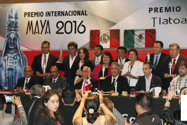Alcaldesas de Tehuacán y Cuayuca presumen premios patito