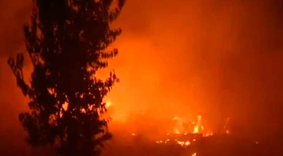 Bomberos en Tlaxcala atienden llamado para extinguir incendio