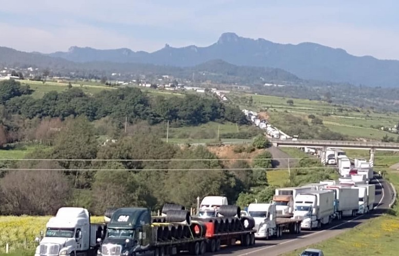 Ahora cierran la autopista Tlaxco–Tejocotal; también piden pago de tierras