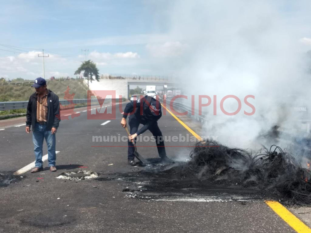 VIDEO Habitantes de Palmarito reabren autopista Puebla Orizaba