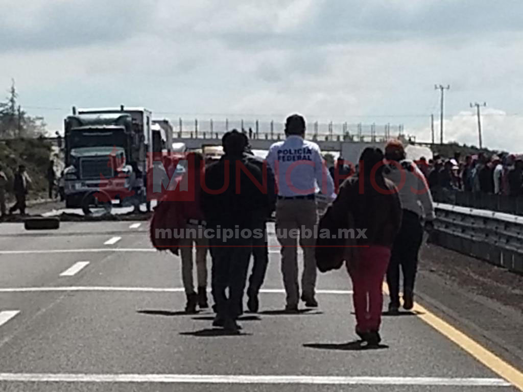 VIDEO Habitantes de Palmarito reabren autopista Puebla Orizaba