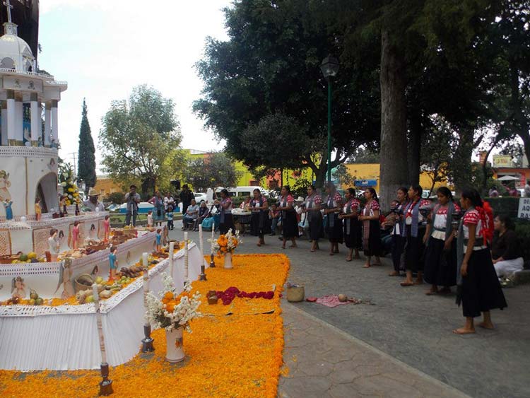 Luz y tradición se mezclan en Tochimilco y Huaquechula por el Día de Muertos