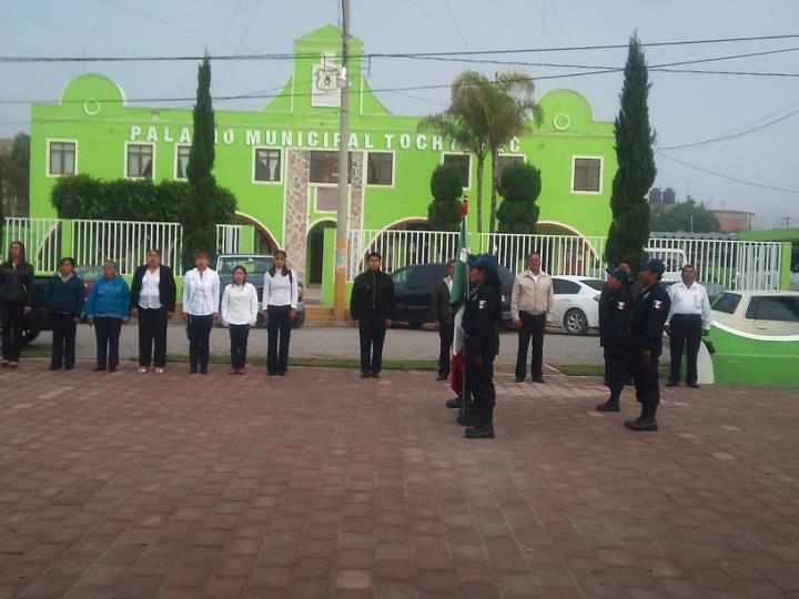 Proyecta edil de Tochtepec cancha de futbol 7 en el parque municipal