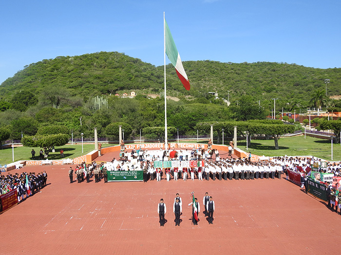 Realizan desfile monumental en Tecomatlán