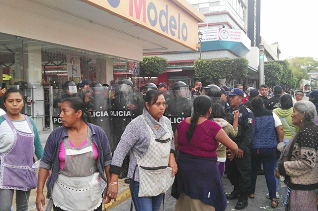 Informales insisten en instalarse en el centro de Tehuacán