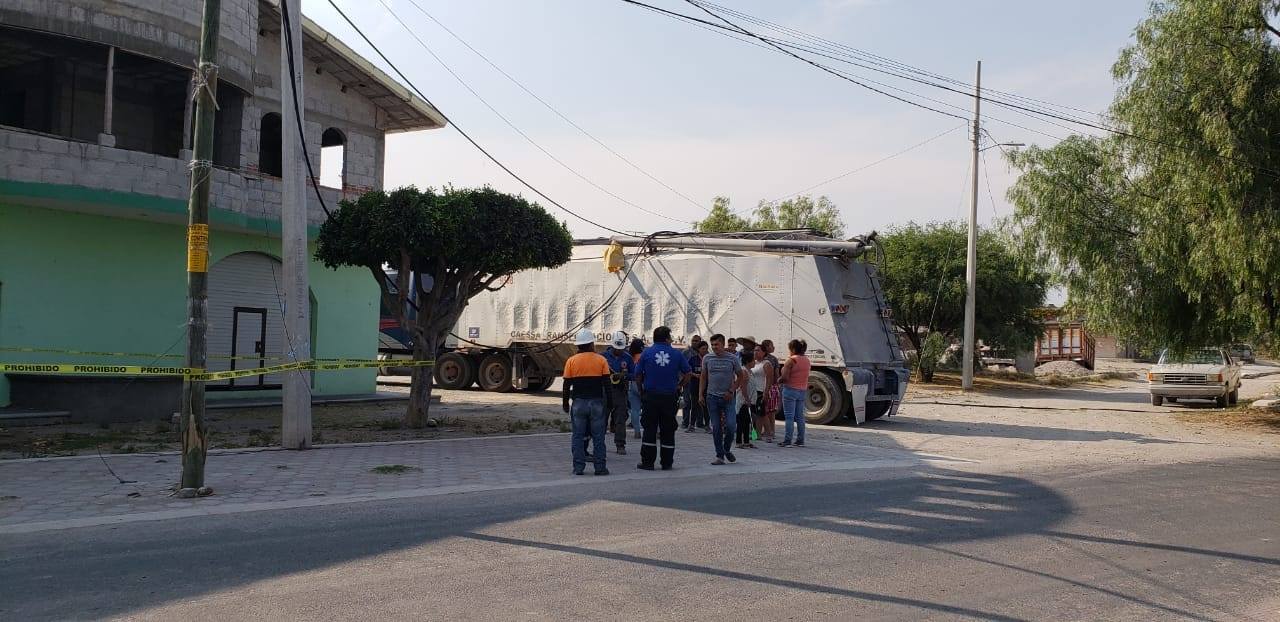 Tráiler que huía de delincuentes derriba postes en Tlacotepec