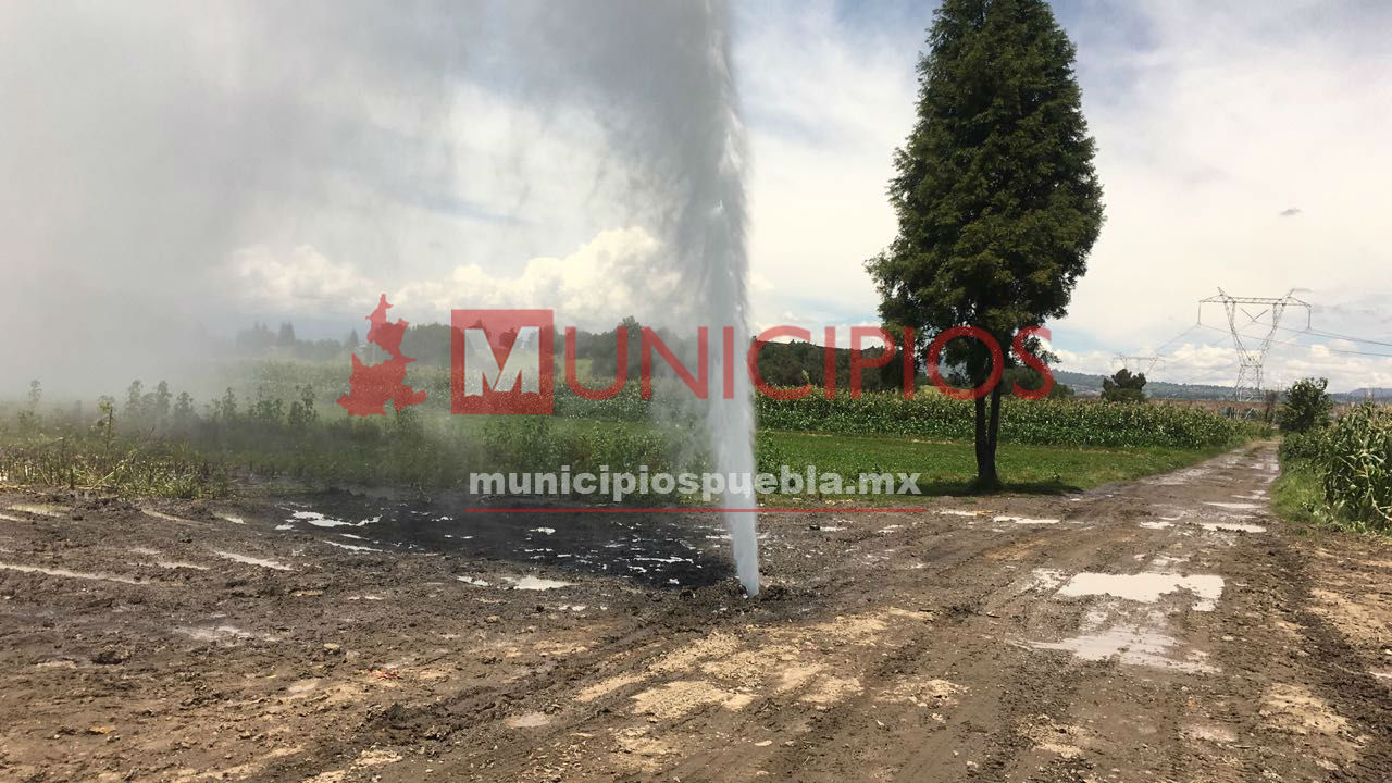 VIDEO: Fuga lanza combustible a 10 metros de altura en Texmelucan