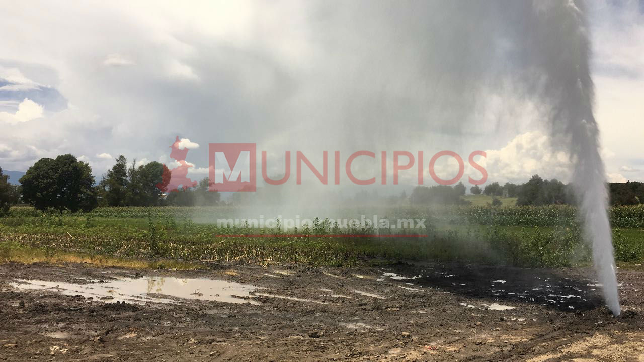 VIDEO: Fuga lanza combustible a 10 metros de altura en Texmelucan