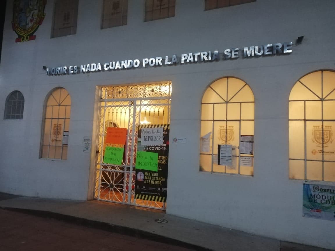 Toman edificio municipal por baja repentina de directora de Ingresos en Tehuacán 