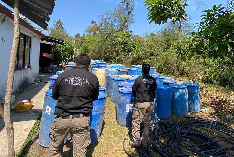 Hallan toma clandestina y 97 tambos con huachicol en Huauchinango