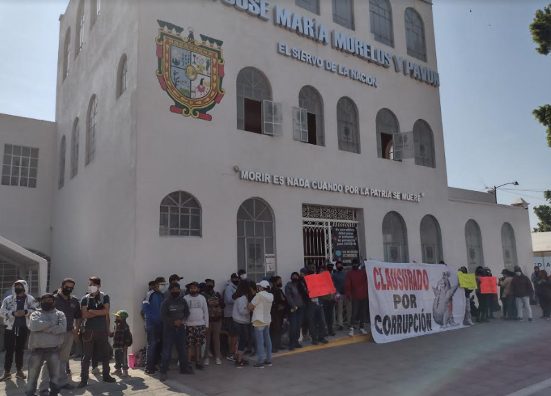 Continúa tomado edificio municipal en Tehuacán; habitantes exigen cancelar gasolineras