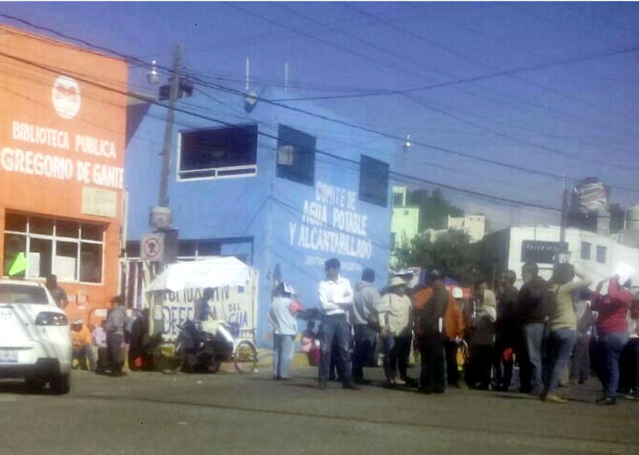Ciudadanos retiran a policías de pozo y comité de agua en Momoxpan