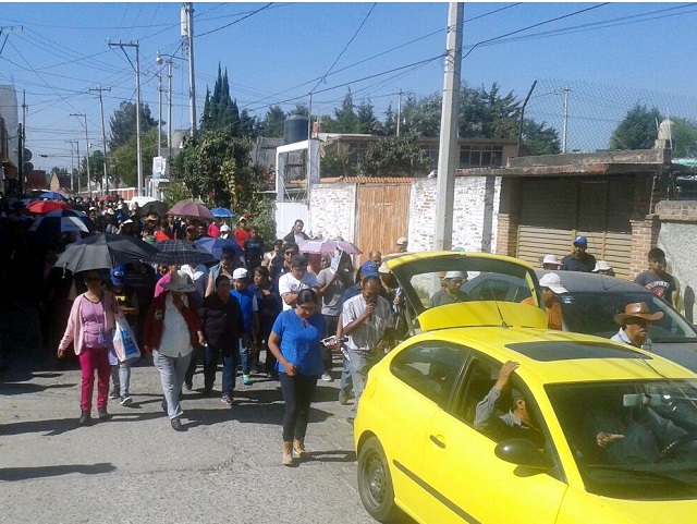 Ciudadanos retiran a policías de pozo y comité de agua en Momoxpan