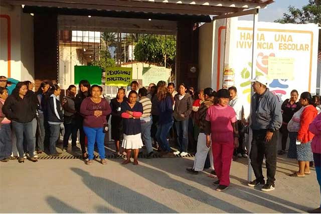 Toman escuela de Xicotepec en protesta por falta de maestros
