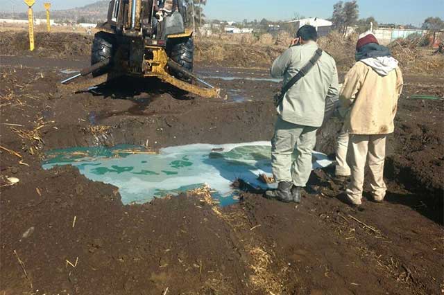 Cerrando toma clandestina, Pemex ocasiona fuga de diésel en Texmelucan