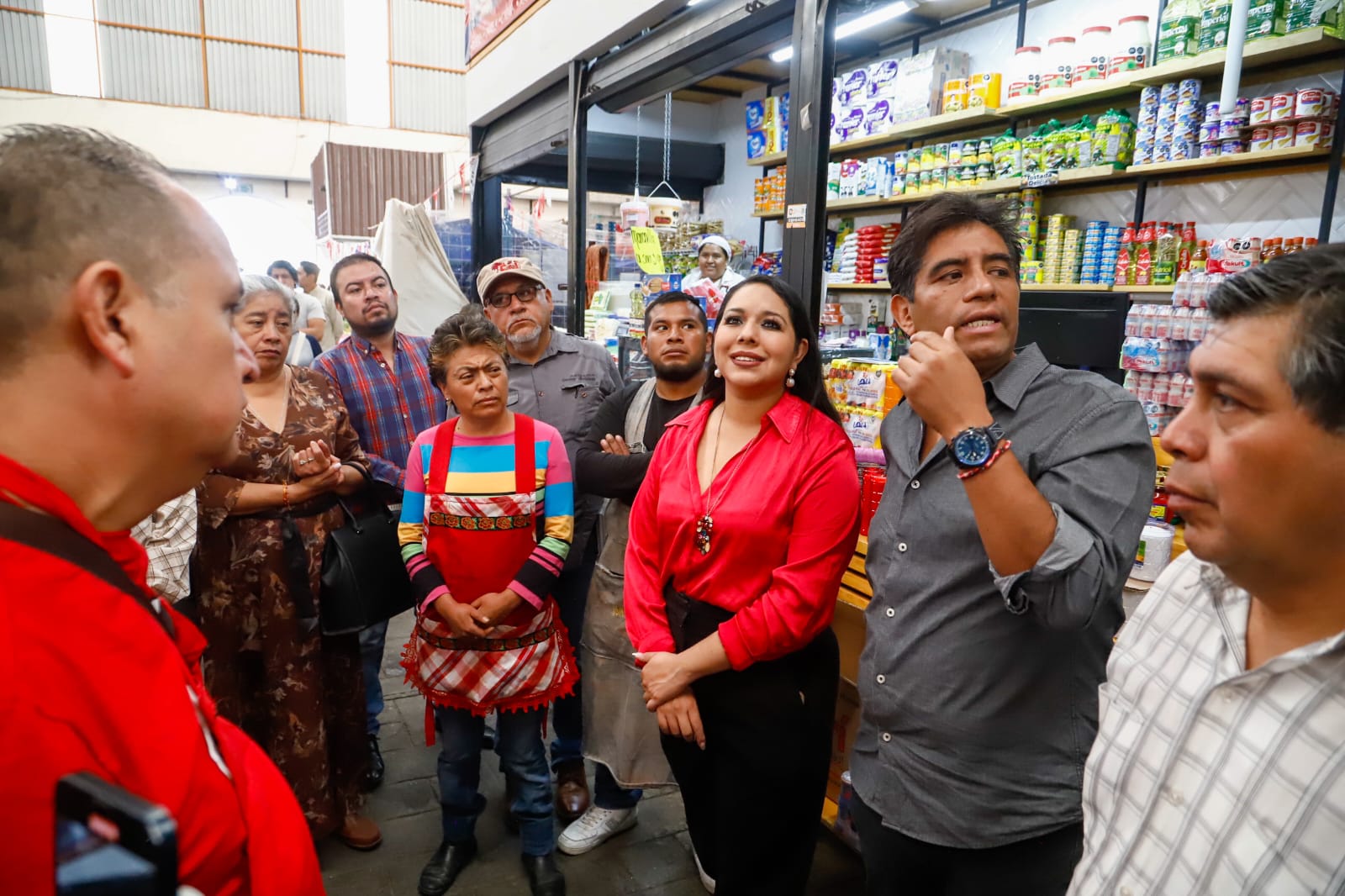 Tonantzin Fernández dialoga con comerciantes del Tianguis Xixitla