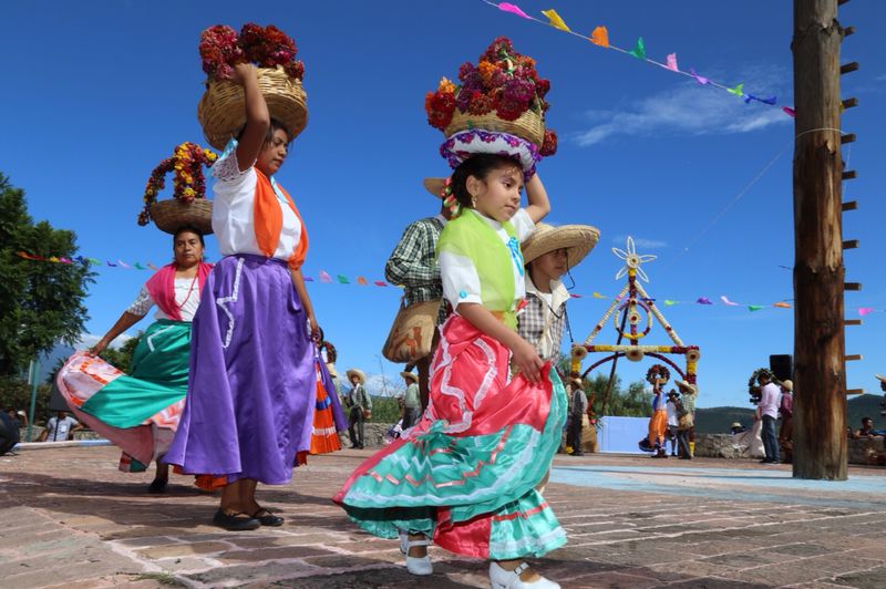Migrantes atlixquenses rescatan y presentan danza de las moras
