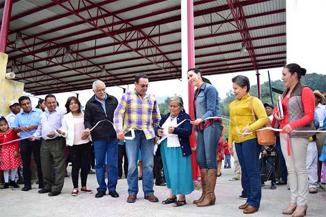 Entrega Ayuntamiento de Zacapoaxtla rehabilitación de techo del auditorio de Xalticpac