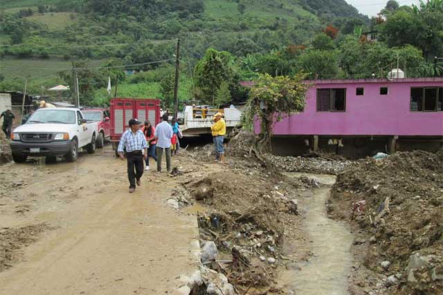 Olvidan rehabilitar acceso a comunidad afectada por Earl