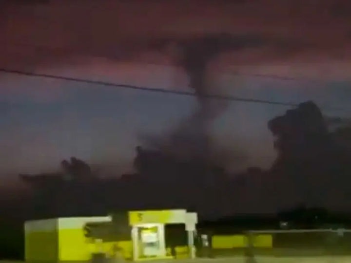 VIDEO Tornado azota zona rural de Coahuila