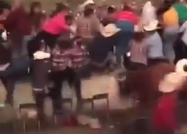 VIDEO Toro se escapa de ruedo y embiste contra el público en Chietla