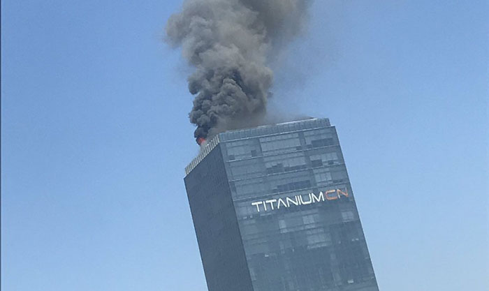 VIDEO Se incendia parte superior de la Torre Titanium
