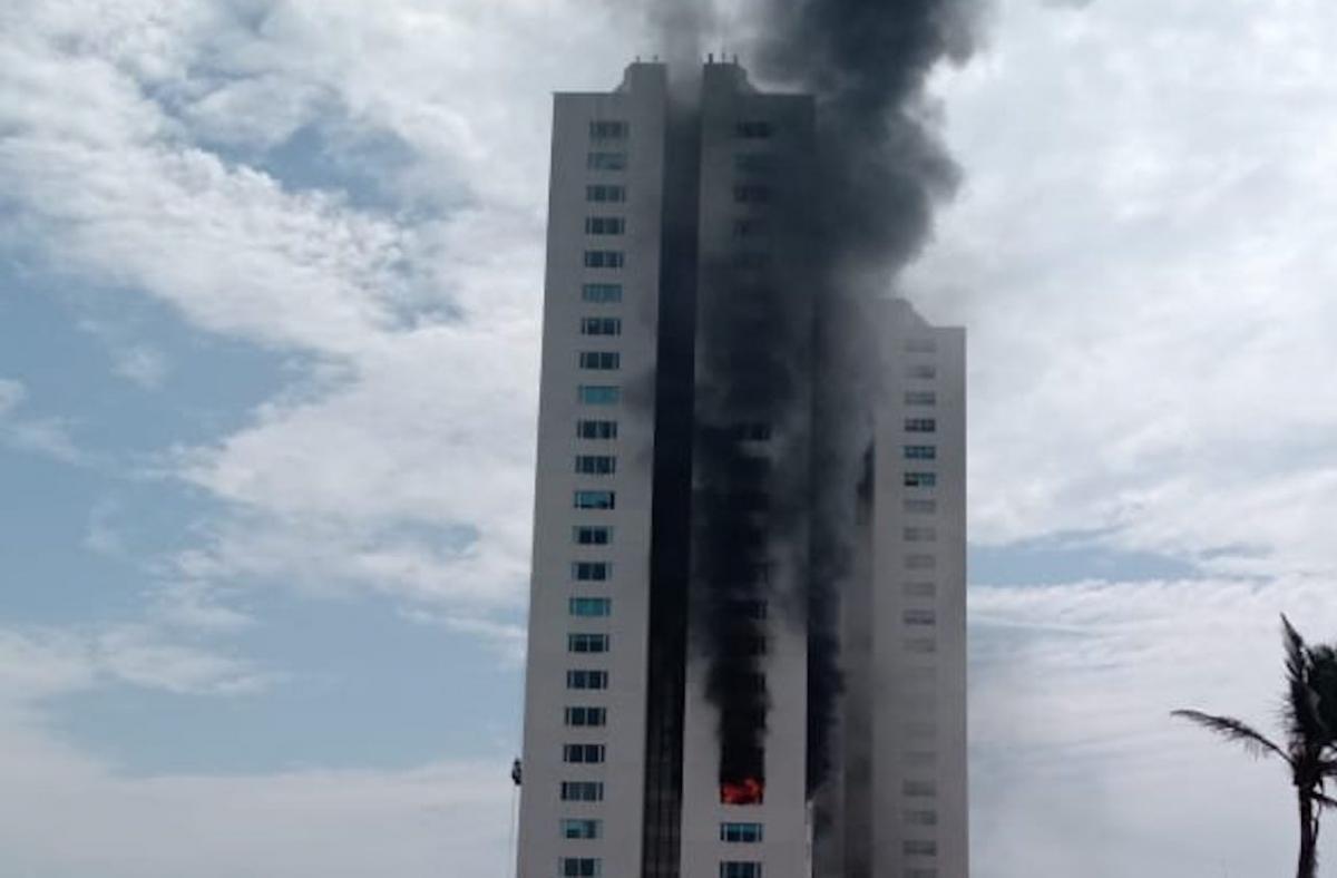 VIDEO Alarma incendio en Torre JV en zona turística de Veracruz